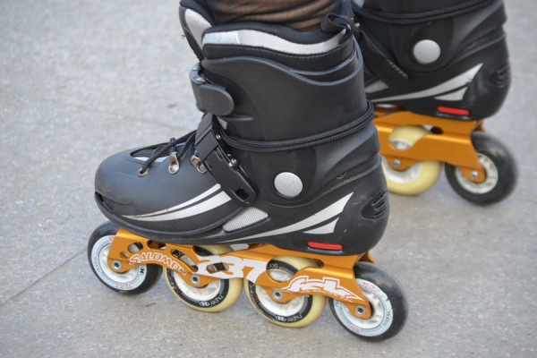 Rollerblades auf dem Eisring der Arena Ritten