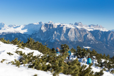 Blick auf die verschneiten Dolomiten.