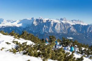 Blick auf die verschneiten Dolomiten.